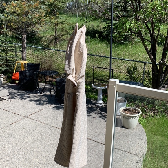 Gorgeous poofy sleeved dress. - Picture 10 of 10